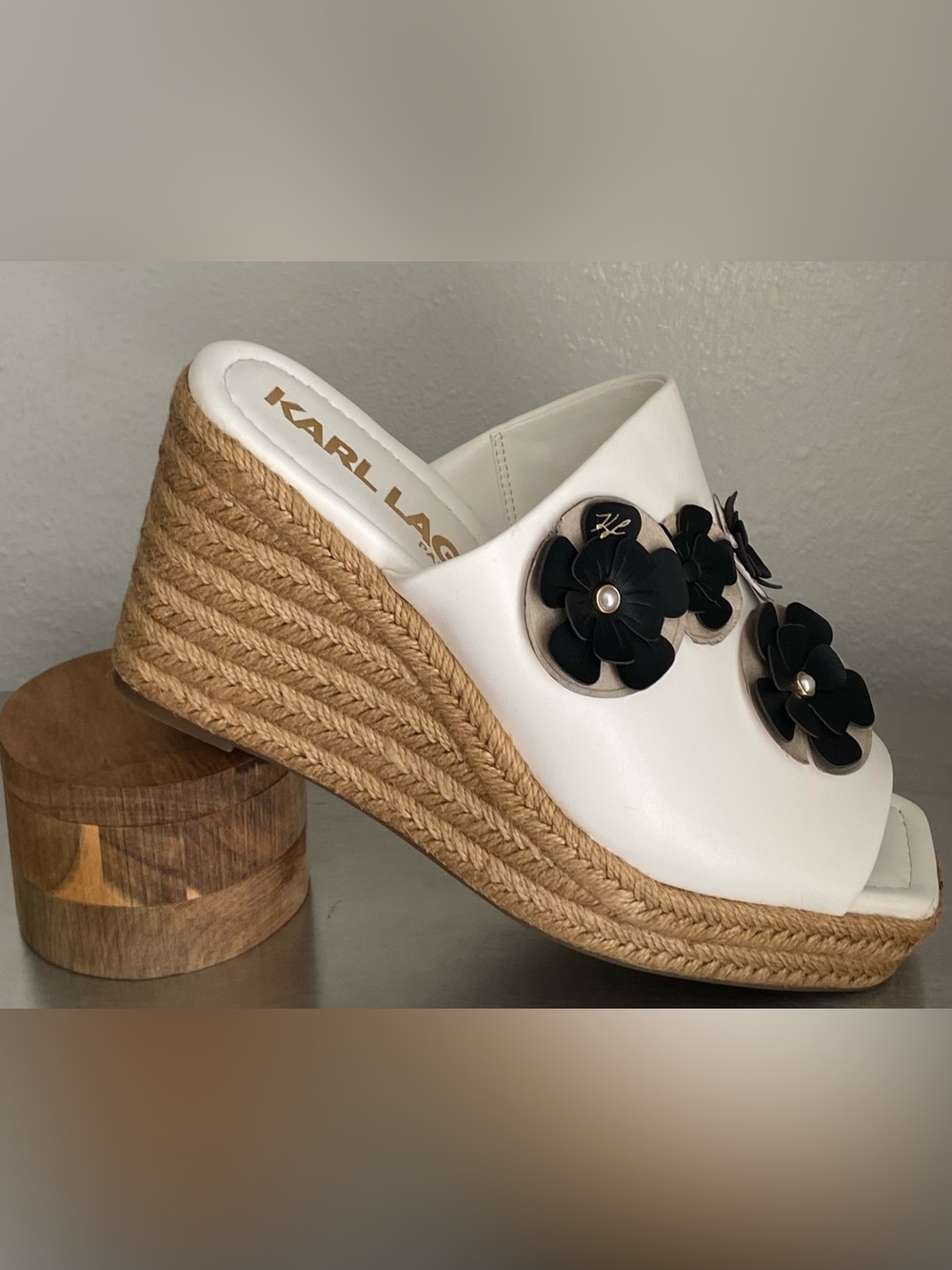 NEW KARL LAGERFELD WHITE ESPADRILLE WEDGE WITH BLACK FLORAL APPLIQUÉS